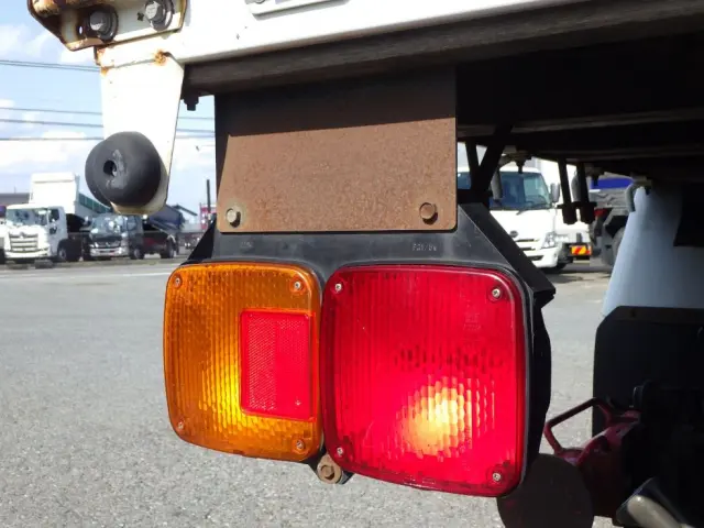左右のテールブラケットにサビがあります。|日野 レンジャー LKG-FE7JGAA(2WD)の写真44