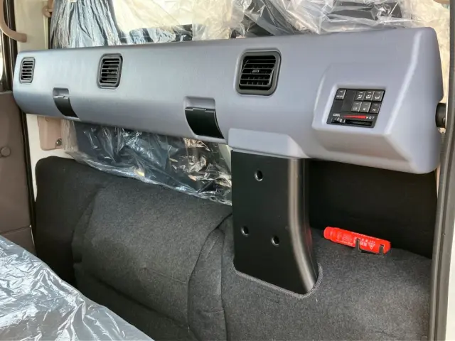 リヤエアコン付きです。|三菱 キャンター 2RG-FBA20(2WD)の写真17