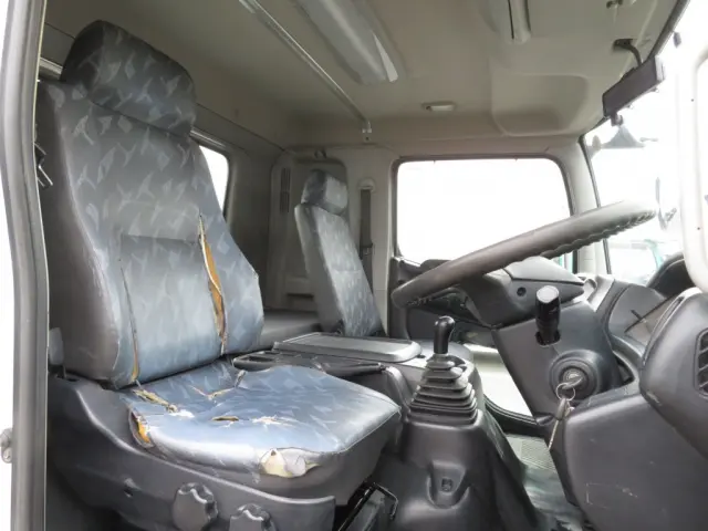 運転席背面に破れ、座面にヘタリ・破れがあります。|日野 レンジャー SKG-FD9JEAA(2WD)の写真6