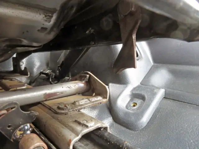 シートレールに割れがあります。|日野 レンジャー SKG-FD9JEAA(2WD)の写真33