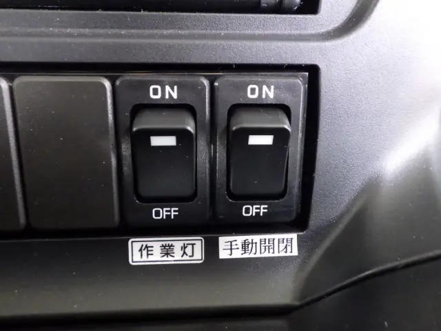 ゲートロック・作業灯のスイッチです。|三菱 スーパーグレート 2RG-FP84VDR(2WD)の写真13