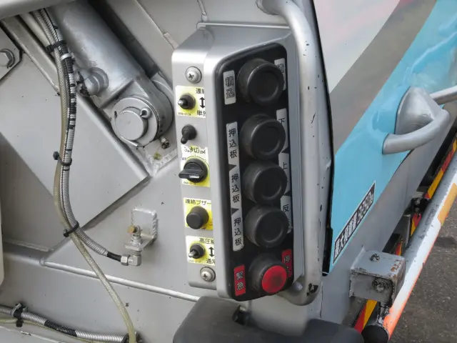 いすゞ エルフ 2PG-NKR88YN(2WD)の写真16