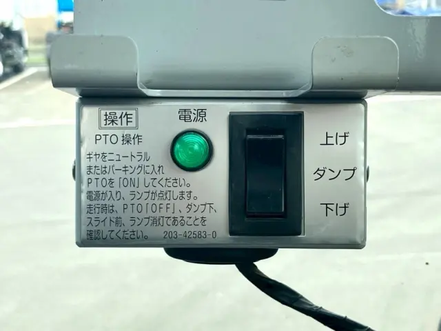 運転席前にダンプスイッチが付いています。|日野 デュトロ 2KG-XZU700X(2WD)の写真24