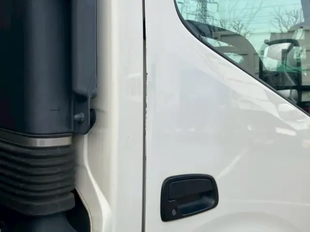 運転席ドアに曲がり、キズがあります。|日野 デュトロ 2KG-XZU700X(2WD)の写真42