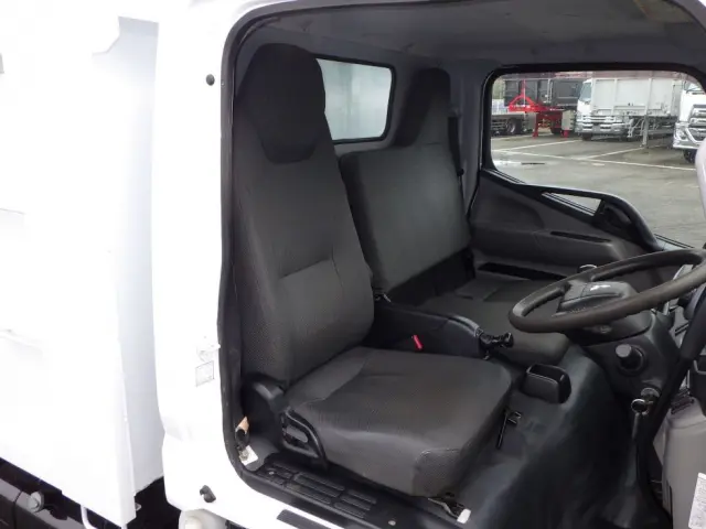 乗車定員は3名です。|三菱 キャンター TPG-FBA60(2WD)の写真6