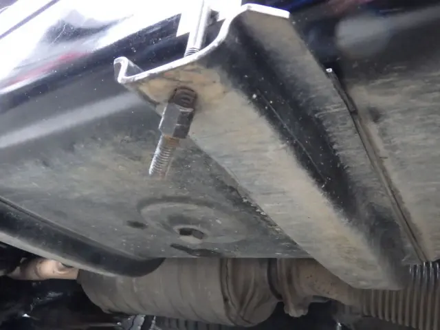 燃料タンクバンドボルトに曲がりがあります。|三菱 キャンター TPG-FBA60(2WD)の写真26