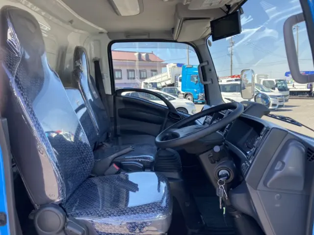 車内です。（シートにビニールカバーが付いています。）|いすゞ エルフ 2RG-NPR88AN(2WD)の写真9