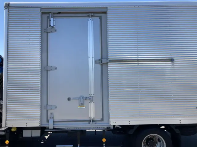 Sドアを閉めた状態です。|いすゞ エルフ 2RG-NPR88AN(2WD)の写真21