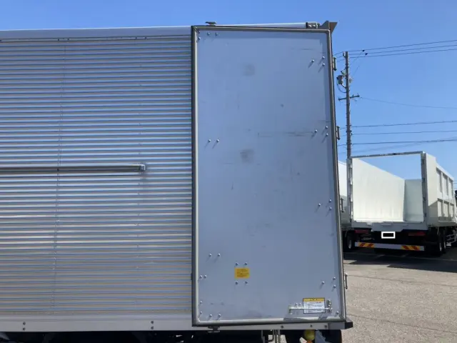 リア観音ドア裏の状態です。|いすゞ エルフ 2RG-NPR88AN(2WD)の写真25