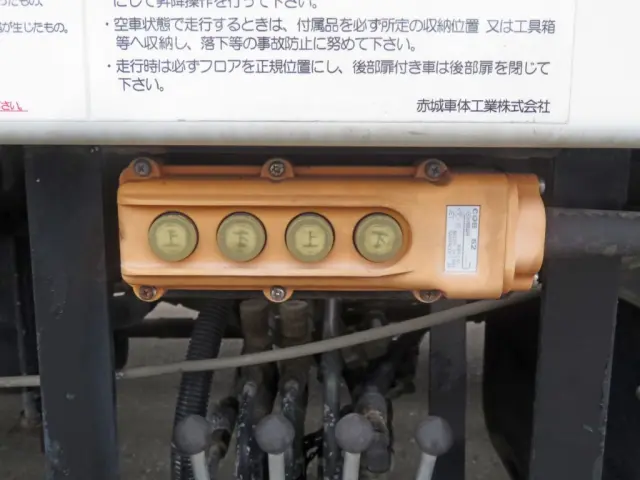 上物操作スイッチです。（後方）|三菱 ファイター TKG-FK64F改(2WD)の写真20