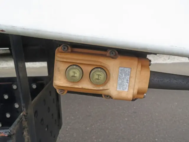 歩みの操作スイッチです。|三菱 ファイター TKG-FK64F改(2WD)の写真22