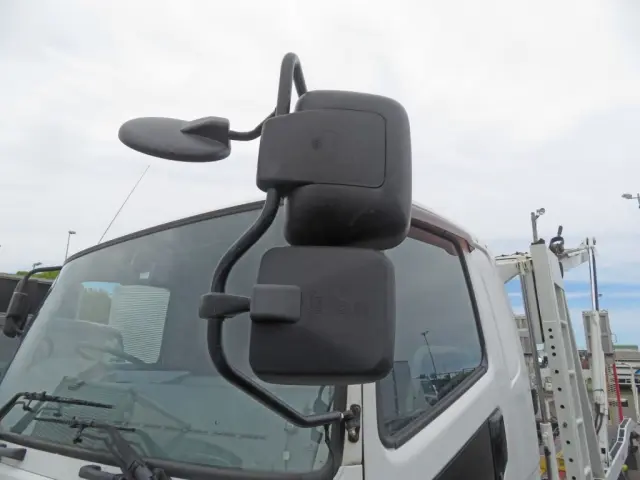 ミラーステーにサビがあります。（ミラーに線キズがあります）|三菱 ファイター TKG-FK64F改(2WD)の写真33