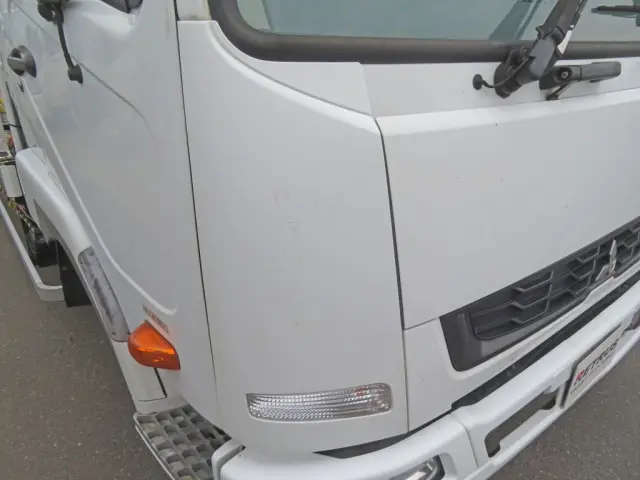 コーナーパネルに細かいキズがあります。|三菱 ファイター TKG-FK64F改(2WD)の写真34