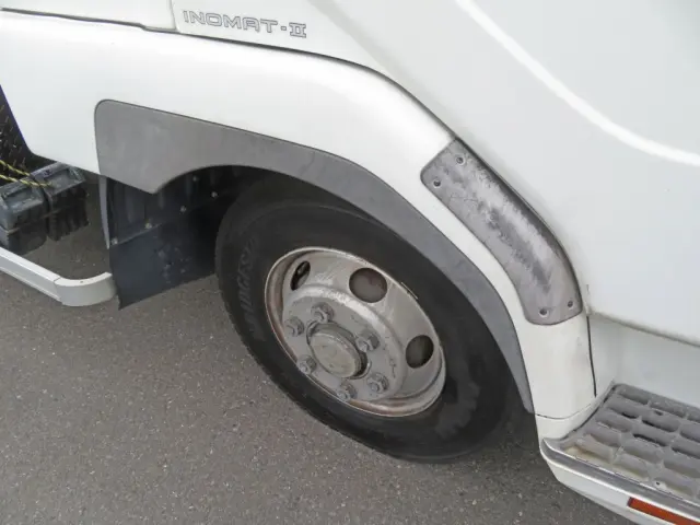 樹脂部分に色あせ・スリキズがあります。|三菱 ファイター TKG-FK64F改(2WD)の写真40