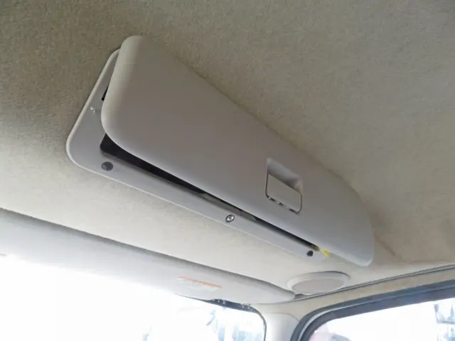 運転席側上部の物入が破損しています。（枠にもガタがあります）|三菱 ファイター TKG-FK64F改(2WD)の写真45