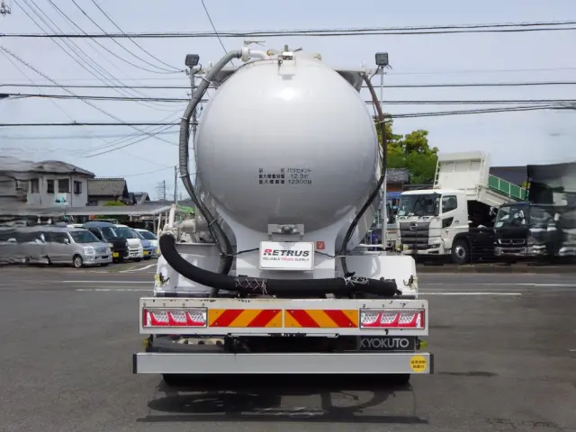 積載物はバラセメントです。|いすゞ ギガ 2PG-CYL77CM(6x2)の写真11