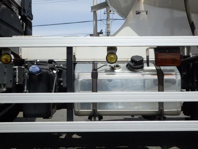 燃料タンクは200Lです。|いすゞ ギガ 2PG-CYL77CM(6x2)の写真21
