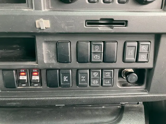 スイッチ類です。デフロック付きです|いすゞ ギガ 2PG-CYL77CM(6x2)の写真23