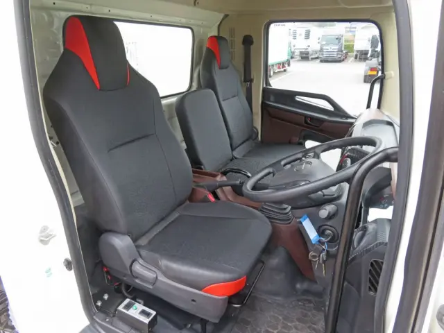 乗車定員は3名です。|日野 レンジャー 2KG-FC2ABA(2WD)の写真8