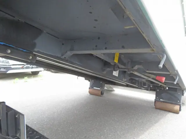 荷台下部周辺に軽いサビがあります。|日野 レンジャー 2KG-FC2ABA(2WD)の写真21