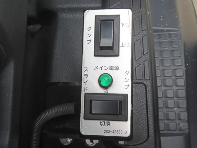 上物切り替えスイッチとダンプ作動スイッチです。|日野 レンジャー 2KG-FC2ABA(2WD)の写真24