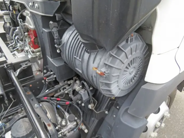 エアークリーナーボックスに色あせがあります。|日野 レンジャー 2KG-FC2ABA(2WD)の写真36