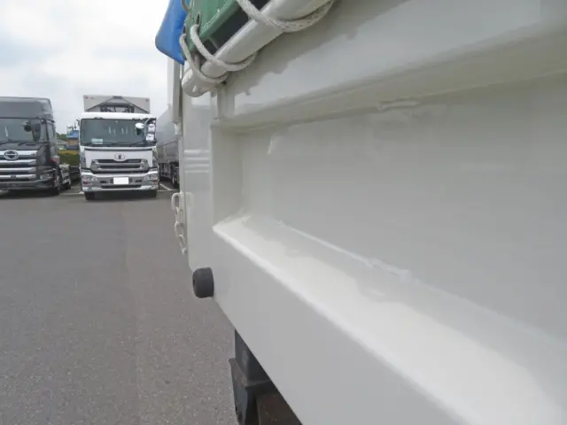 荷台後方あおりに少し膨れがあります。|日野 レンジャー 2KG-FC2ABA(2WD)の写真46