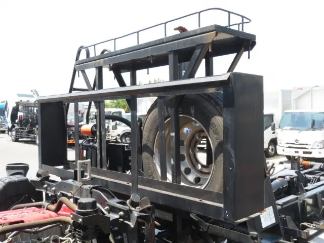 キャブバックステップの前側に物入れがあります。|日野 レンジャー TKG-FD9JGAA(2WD)の写真9