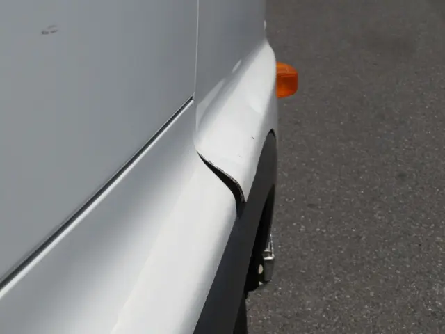 運転席ドア下部に曲がりがあります。|日野 レンジャー TKG-FD9JGAA(2WD)の写真36