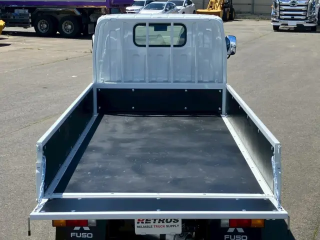 床は板張りです。|三菱 キャンター 2RG-FBA20(2WD)の写真8