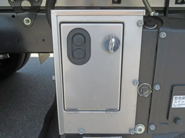 ゲートの操作スイッチです。|日野 レンジャー 2KG-FD2ABG(2WD)の写真12