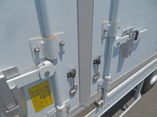 リア扉のハンマーロックに置きサビがあります。|日野 レンジャー 2KG-FD2ABG(2WD)の写真28
