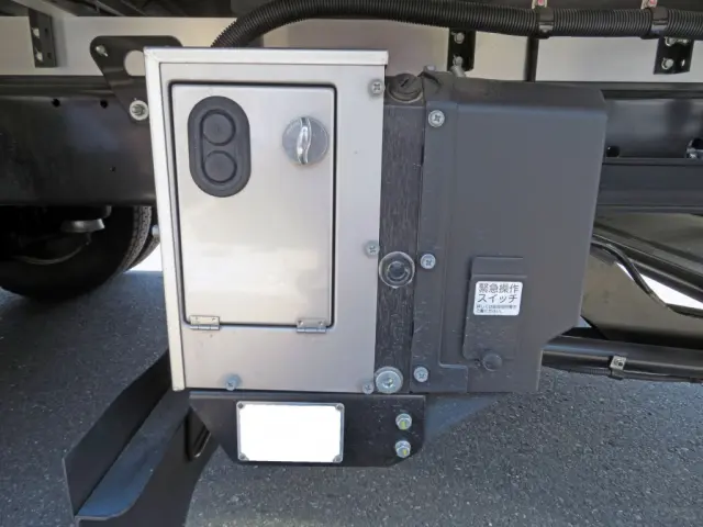 ゲートの操作スイッチです。|日野 レンジャー 2KG-FD2ABG(2WD)の写真15