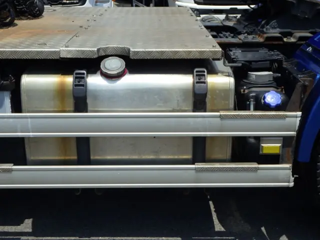 燃料タンクは400Lです。|日野 プロフィア 2DG-SH1EDGG(2WD)の写真16
