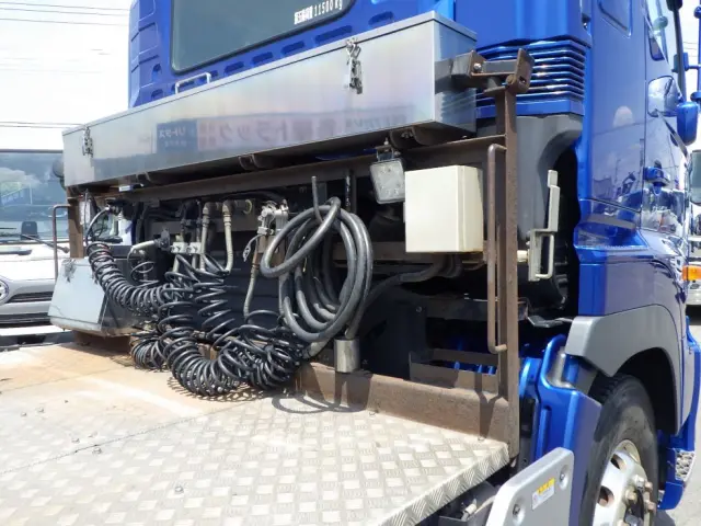 荷台前方の土台にサビがあります。|日野 プロフィア 2DG-SH1EDGG(2WD)の写真36