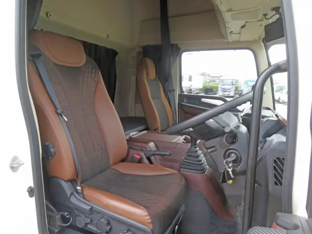 運転席座面にヘタリがあります。（ハイルーフキャビンです）|日野 レンジャー 2KG-FD2ABG(2WD)の写真6