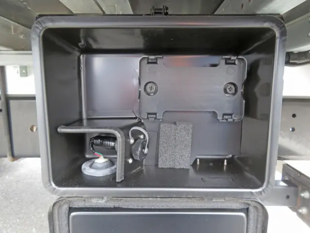 荷台後方にエアサスコントローラーの取り付け箇所があります。|日野 レンジャー 2KG-FD2ABG(2WD)の写真15