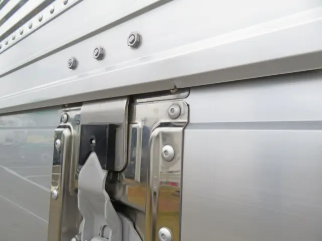 ウイングハネ先端部にキズ・少し割れがあります。|日野 レンジャー 2KG-FD2ABG(2WD)の写真34