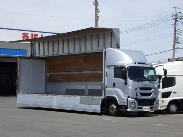 いすゞ ギガ 2PG-CYJ77C(8x4)の写真2