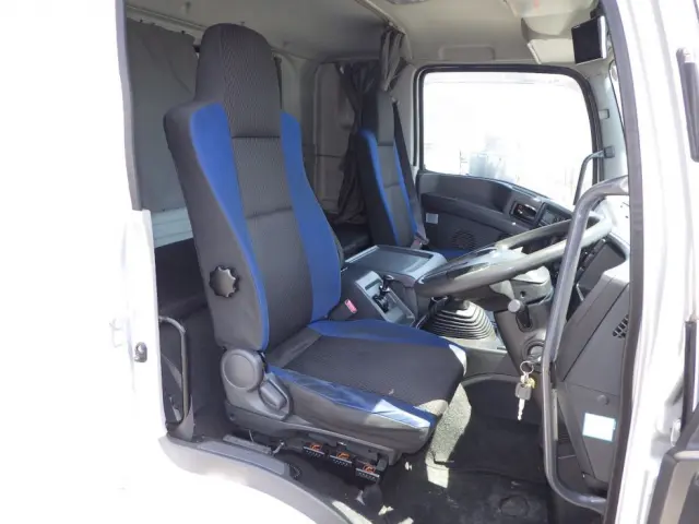 乗車定員は2名です。|いすゞ ギガ 2PG-CYJ77C(8x4)の写真6