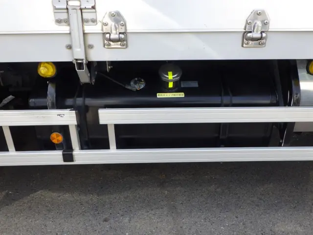燃料タンクは300Lです。|いすゞ ギガ 2PG-CYJ77C(8x4)の写真15