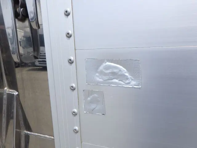 運転席側アオリ後方にテープ補修があります。|いすゞ ギガ 2PG-CYJ77C(8x4)の写真32