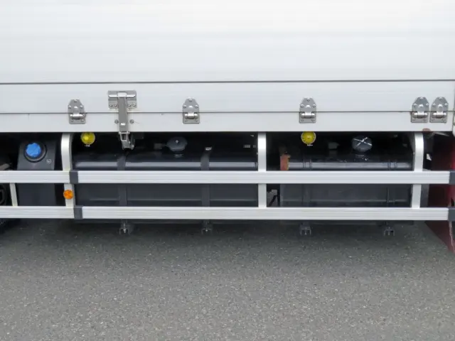 燃料タンクは300Lと200Lが付いています。|ＵＤ クオン 2PG-CG5CAの写真22