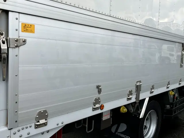 左右アオリ後方に看板跡があります。|三菱 ファイター QKG-FK62FZ(2WD)の写真49