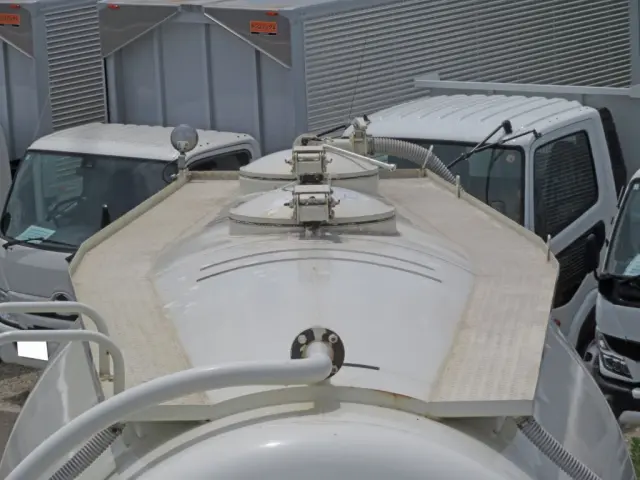 投入口2か所です。|日野 プロフィア 2DG-FR1AHGの写真7