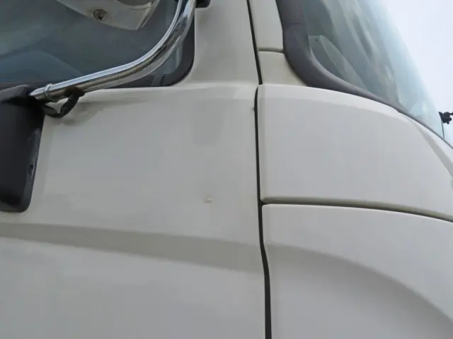 運転席ドア前方に軽いヘコミがあります。|日野 プロフィア 2DG-FR1AHGの写真32