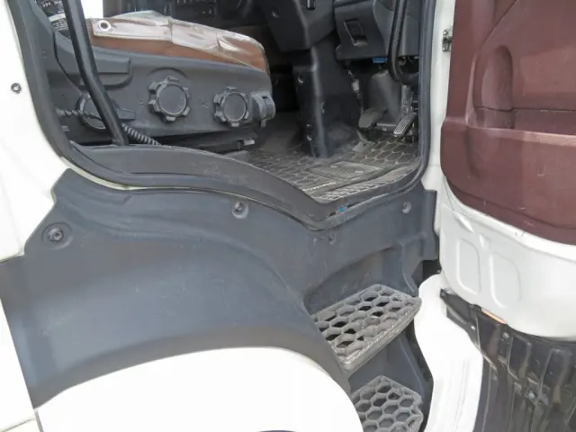 運転席側乗り口に軽いスレ・少しキズがあります。|日野 プロフィア 2DG-FR1AHGの写真36