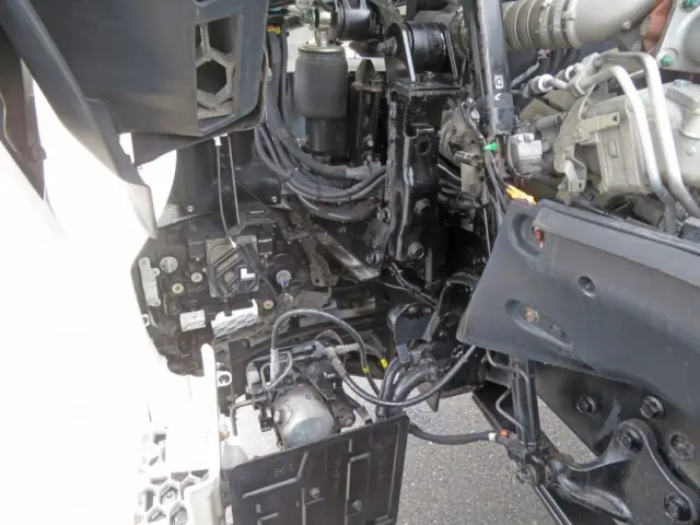 キャブ下に少しサビがあります。|日野 プロフィア 2DG-FR1AHGの写真48