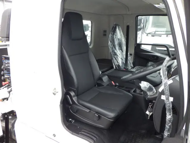 乗車定員は3名です|三菱 ファイター 2KG-FK62FZ(2WD)の写真6