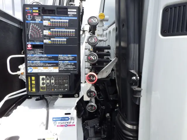 クレーンの操作レバーです。|三菱 ファイター 2KG-FK62FZ(2WD)の写真12